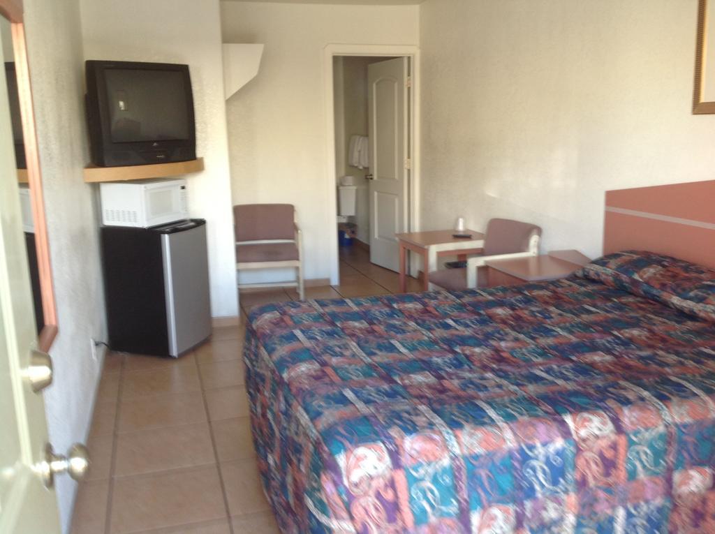Redwood Motel Chandler Room photo