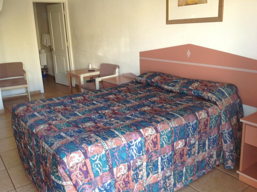 Redwood Motel Chandler Room photo