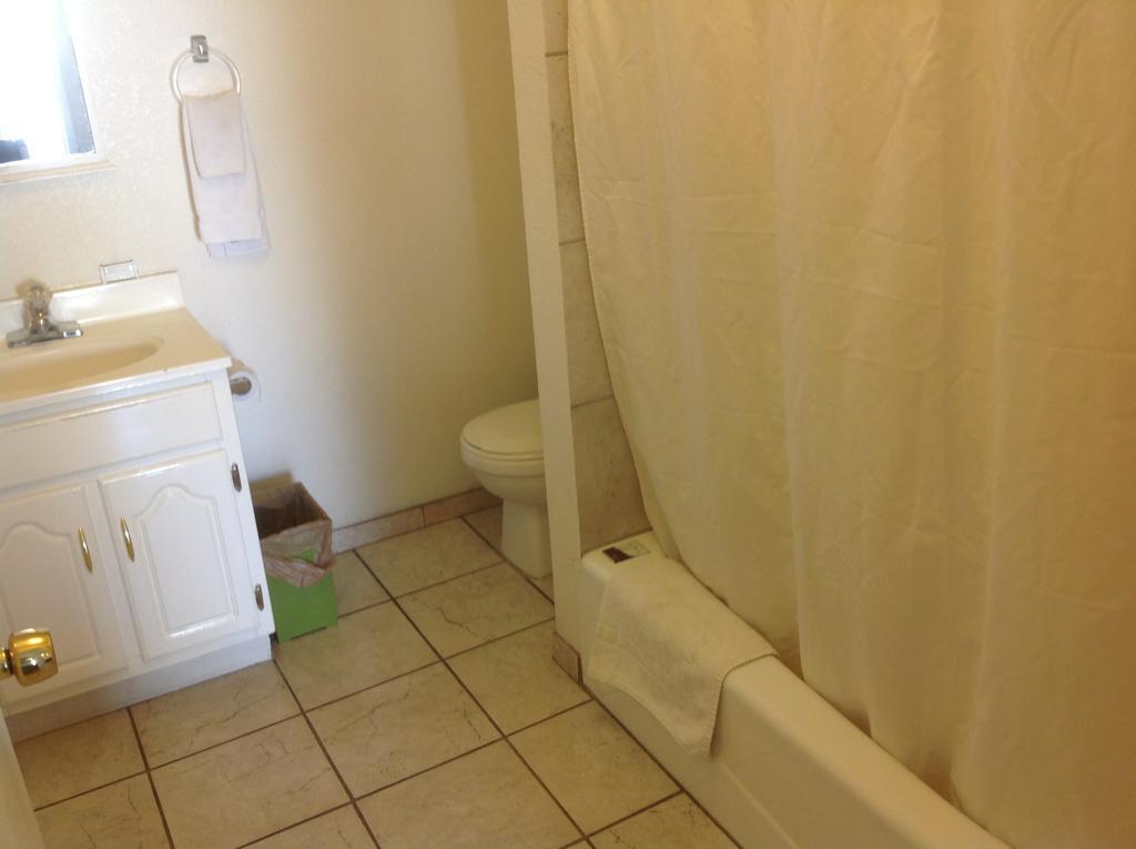Redwood Motel Chandler Room photo