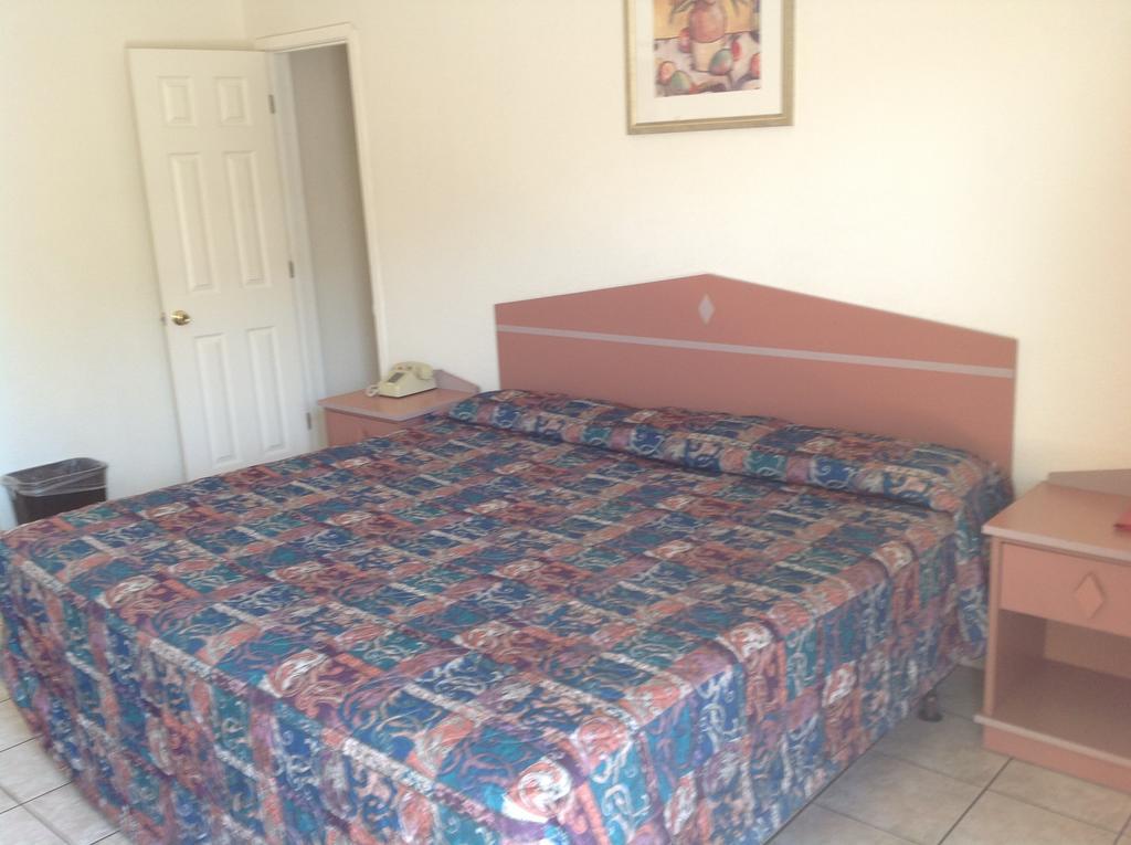 Redwood Motel Chandler Room photo