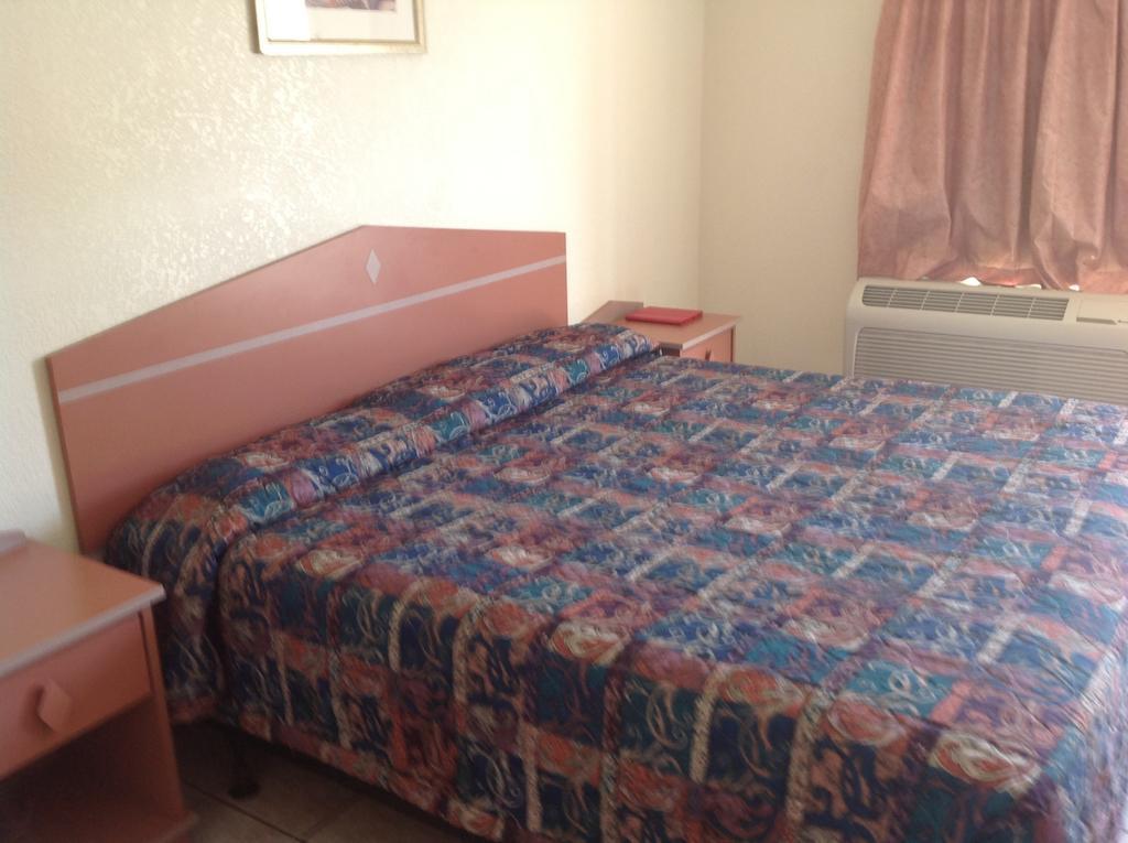 Redwood Motel Chandler Room photo