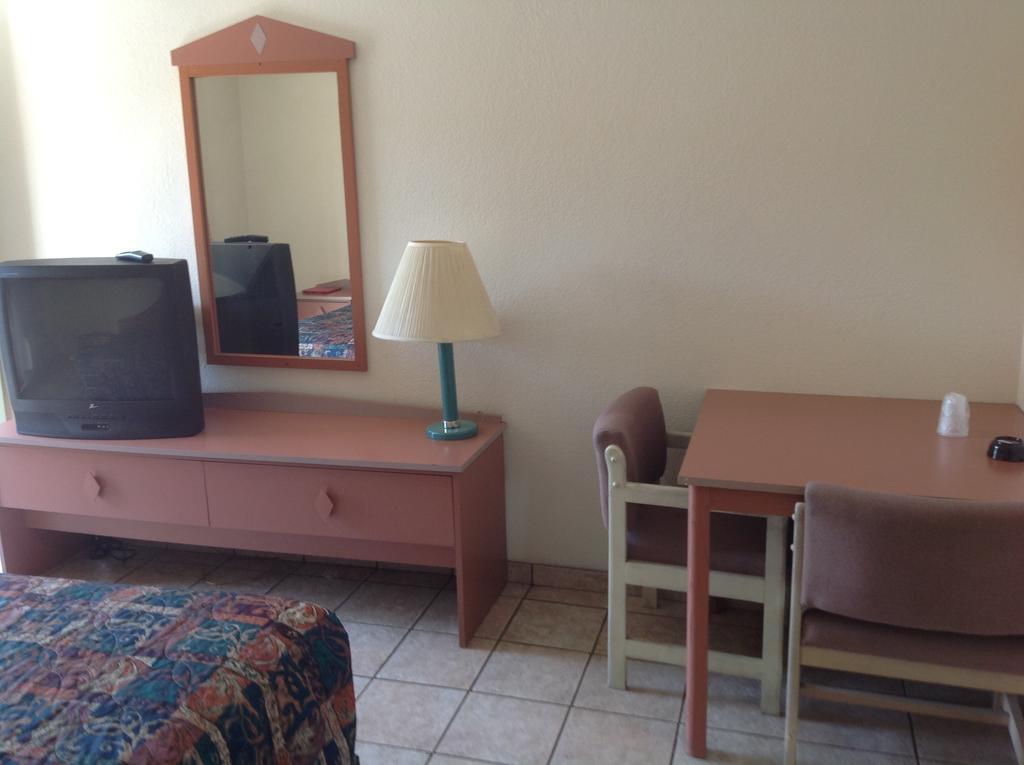 Redwood Motel Chandler Room photo